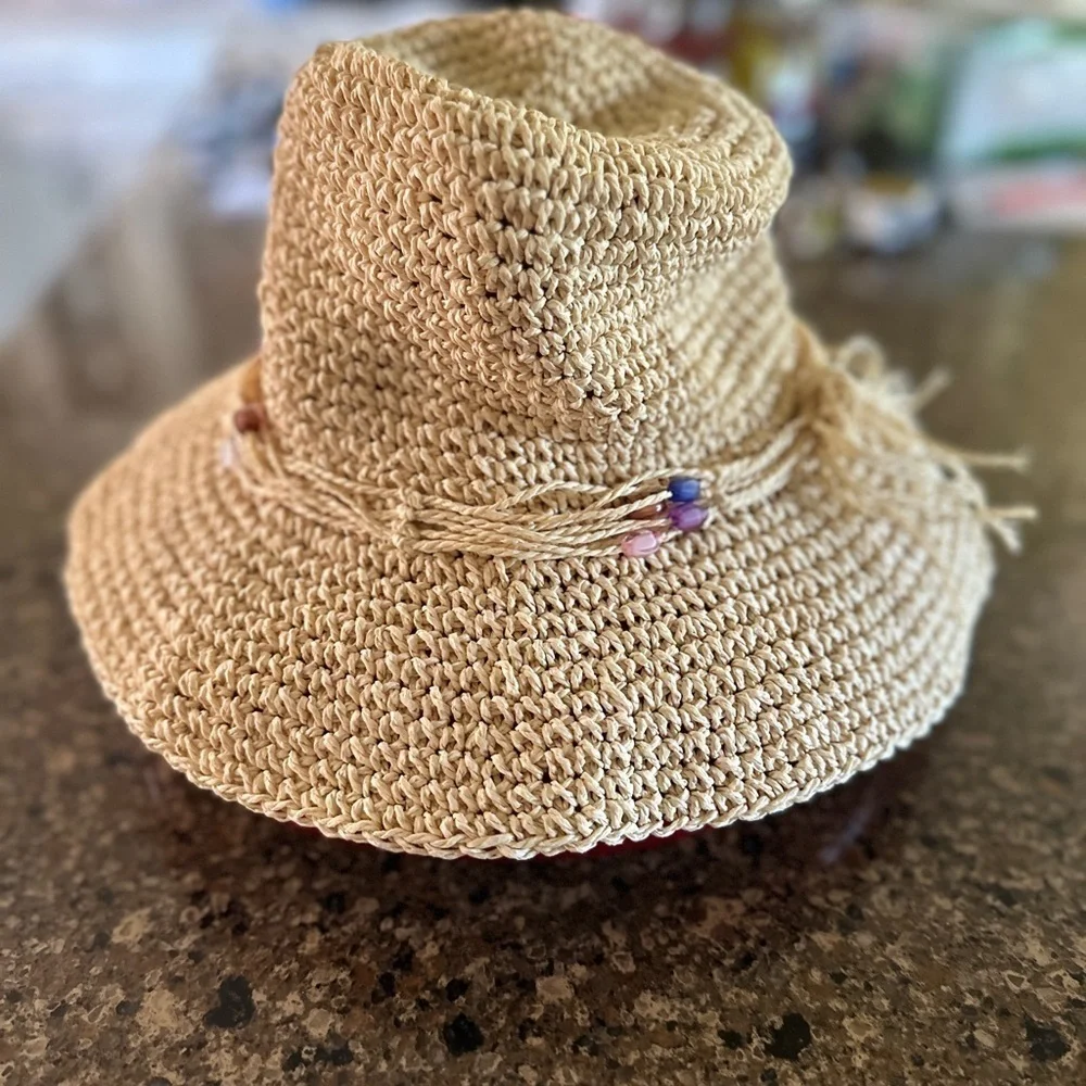 WOMENS PAPER BRAID SUN HAT. NEW CONDITION. STRING BEADS. 3” BRIM. SIZE S/M